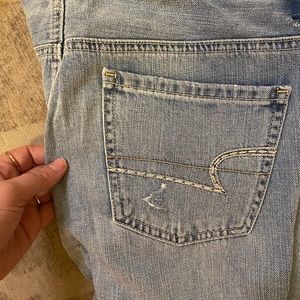 AE TOMGIRL DISTRESSED JEANS!!